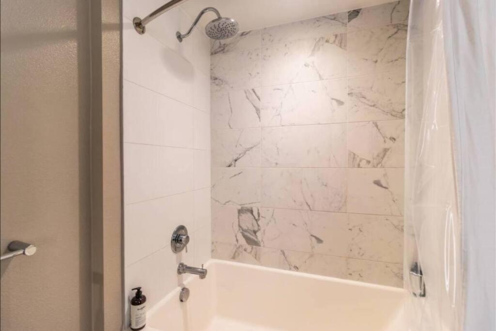 Comfortable & Spacious 2Bdr - 2Bth For 4 Guests In Hollywood Daire Los Angeles Dış mekan fotoğraf